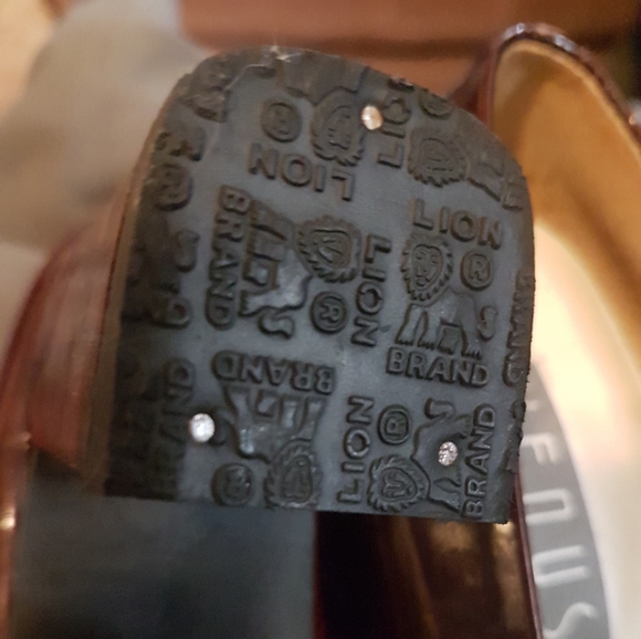 Venus Shoes - Picture 2 of 16